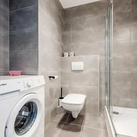 Modern Riverside With Free Parking *