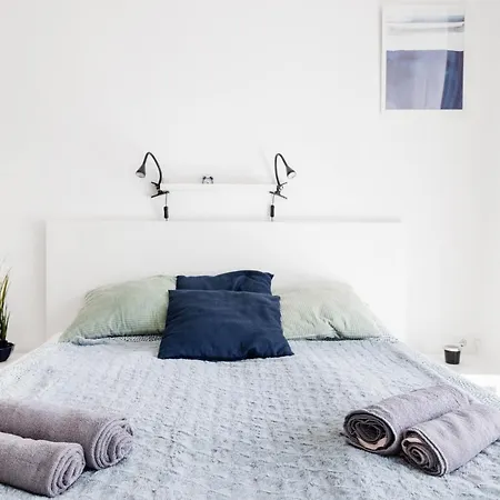 Modern Riverside With Free Parking