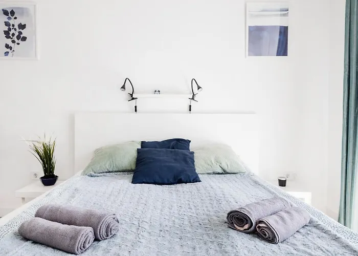 Modern Riverside With Free Parking